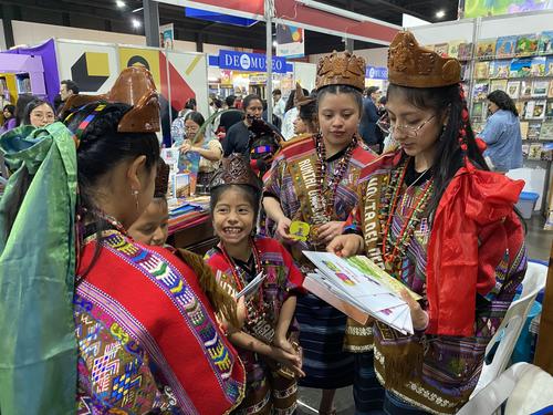 Las reinas de Comalapa se deleitaron leyendo las historias de Comalapita. (Foto: Carlos Sotz)