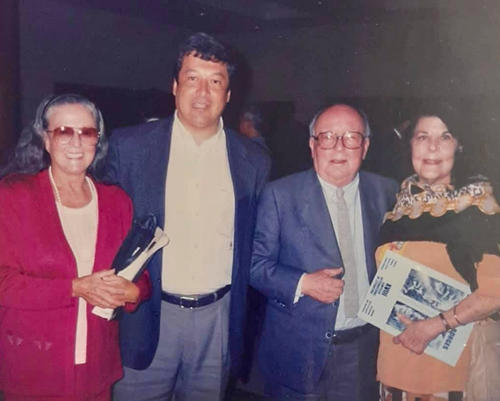Adolfo M&eacute;ndez al lado de Margarita Carrera, Augusto Monterroso y Luz M&eacute;ndez de la Vega. (Foto: FB Adolfo M&eacute;ndez Vides)