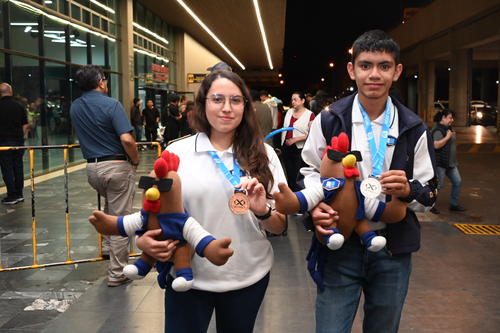 Estudiantes, Colegio Castillo C&oacute;rdova, medallas, plata, bronce, World Youth Mathematics Olympiad, WYMO, Indonesia, bachillerato, Guatemala, Soy502