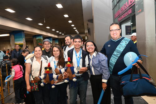 Estudiantes, Colegio Castillo C&oacute;rdova, medallas, plata, bronce, World Youth Mathematics Olympiad, WYMO, Indonesia, bachillerato, Guatemala, Soy502