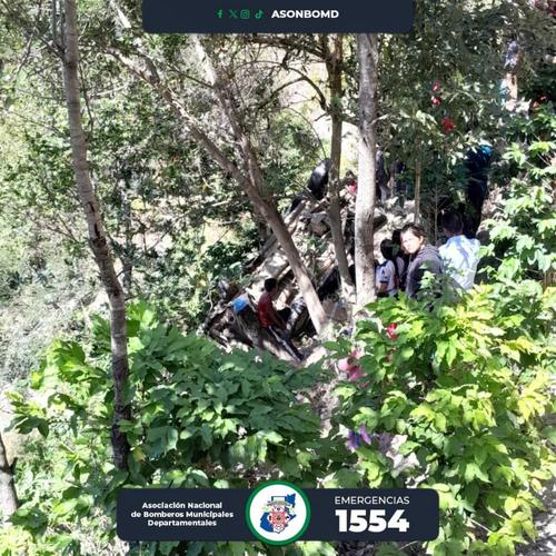 El veh&iacute;culo cay&oacute; a 70 metros de profundidad del barranco. (Foto: Asonbomd)
