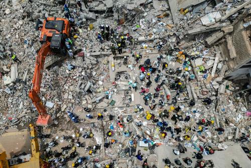 Decenas de edificios quedaron en escombros tras colapsar por la fuerza del terremoto. (Foto: AFP)