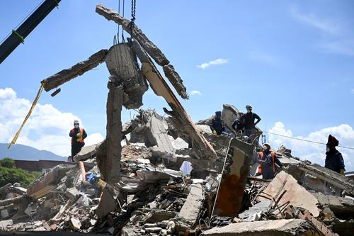 Con maquinaria pesada se han retirados escombros en &aacute;reas en donde se cree que no hay sobrevivientes. (Foto: AFP)