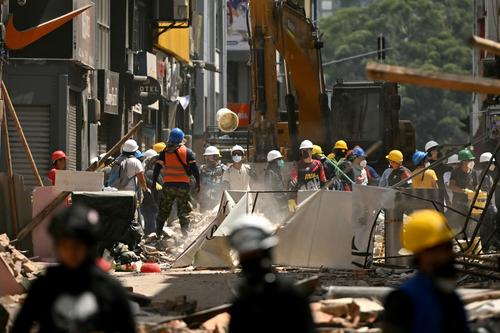 Con maquinaria pesada remueven escombros en zonas en donde se cree que no hay sobrevivientes. (Foto: AFP)