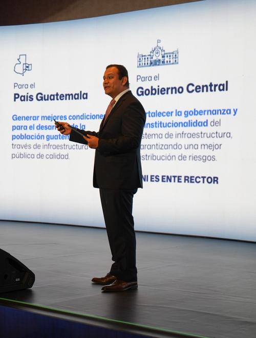 Kevyn Valencia, director ejecutivo en funciones de ANI, presenta el  Portafolio de proyectos estrat&eacute;gicos con potencial de desarrollarse mediante Alianzas P&uacute;blico-Privadas (APP). (Foto: ANI/Soy502)