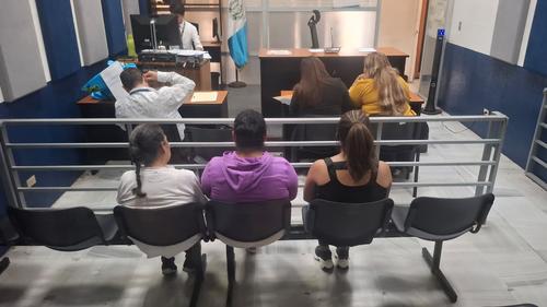 Las capturas se realizaron durante varios allanamientos la noche del jueves 13 de agosto en las zonas 7 y 16 de la capital. (Foto: Wilder L&oacute;pez/Soy502)