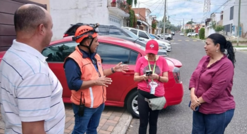 Personal de Insivumeh y Conred realiza evaluaciones en la zona 16, luego de los reportes de vibraciones. (Foto: CONRED)