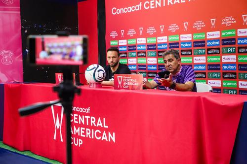El "Chapa" fue acompa&ntilde;ado por Kevin Moscoso en la rueda de prensa previa al duelo. (Foto: Deportivo Mixco) 