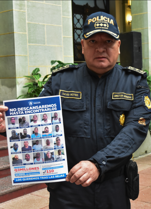 David Custodio Boteo, director de la PNC, muestra la lista con las fotograf&iacute;as de los pandilleros fugados de Fraijanes 2. (Foto: Archivo/Soy502)
