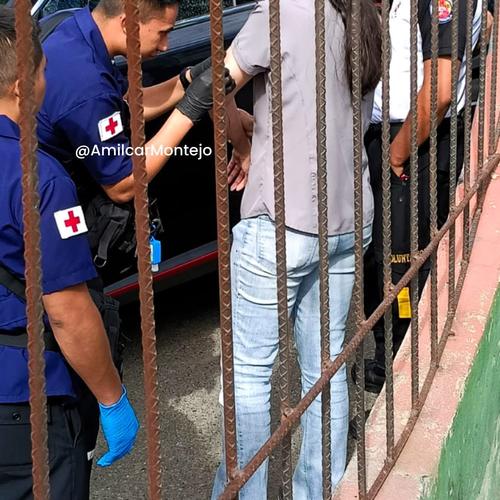 La v&iacute;ctima fue atendida en el lugar de los hechos. (Foto v&iacute;a: Am&iacute;lcar Montejo)