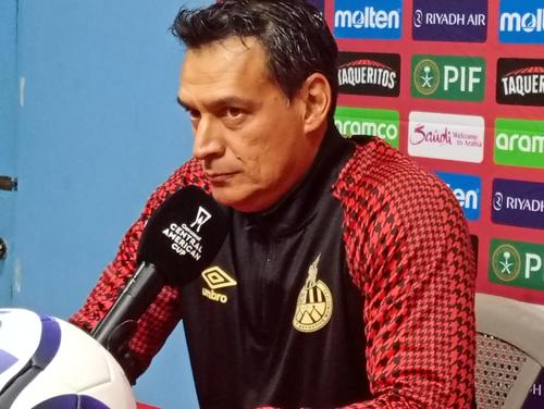 Acevedo durante la conferencia de prensa previa al duelo. (Foto: Christian Pe&ntilde;ate) 