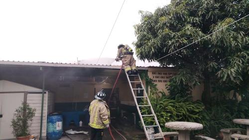 El incendio se registr&oacute; en una bodega de la escuela Fe y Alegr&iacute;a. (Foto: CVB)