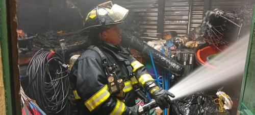 Los bomberos lograron controlar el incendio. (Foto: CVB)