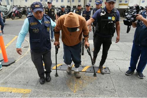 Alias "El viejo" es trasladado a Torres de Tribunales a la espera de su primera declaraci&oacute;n. (Foto: Wilder L&oacute;pez/Soy502)