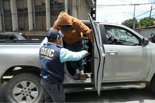 Alias "El viejo" fue trasladado a Torres de Tribunales por el delito de portaci&oacute;n ilegal de arma de fuego. (Foto: Wilder L&oacute;pez/Soy 502)