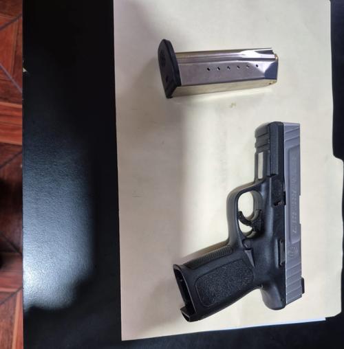 Una pistola le fue incautada a los detenidos. (Foto: PNC)