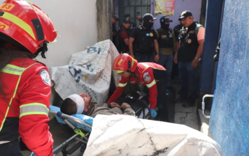 Uno de los primos fue trasladado con m&uacute;ltiples golpes. (Foto: CMB)