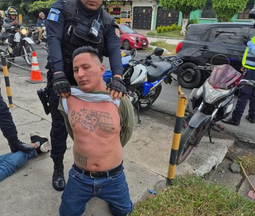 Agentes policiales lograron la captura de los dos sospechosos. (Foto: PNC)