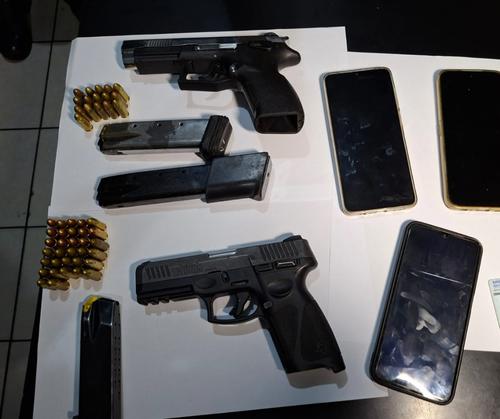 Entre lo decomisado se encuentran dos pistolas. (Foto: PNC)