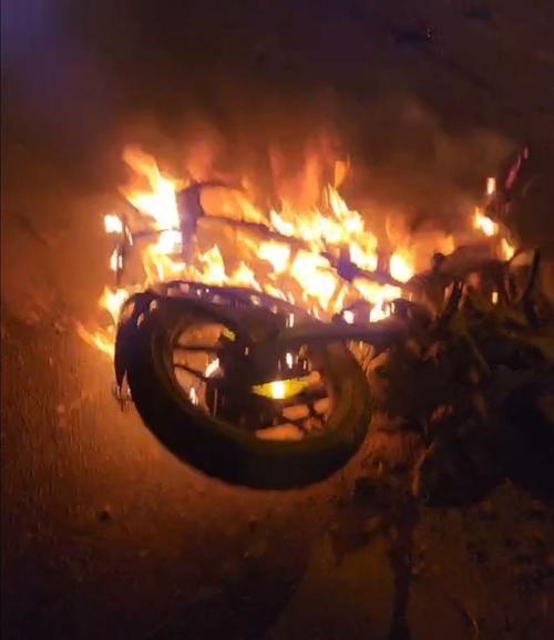 La motocicleta involucrada en la colisi&oacute;n se incendi&oacute;. (Foto: PMT de Villa Canales)