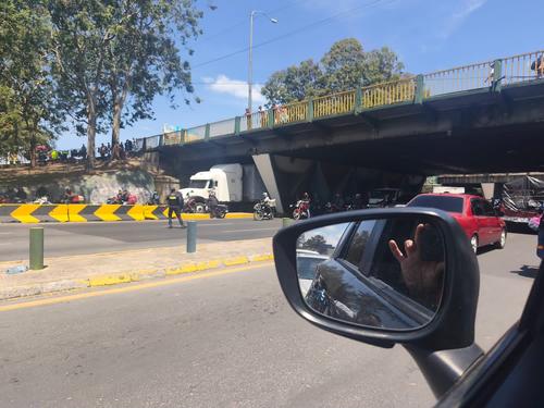 Agentes policiales han detenido el tr&aacute;nsito tras una persecuci&oacute;n policial. (Foto: Cortes&iacute;a)