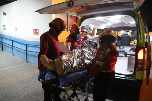 Bomberos Municipales trasladaron al Hospital Roosevelt a los heridos. (Foto: CBM)