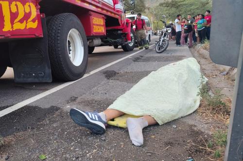 Bomberos Voluntarios, Zacapa, Usumatl&aacute;n, ruta al Atl&aacute;ntico, puente Guij&oacute;, accidente de tr&aacute;nsito, tr&aacute;iler, personas fallecidas, 02