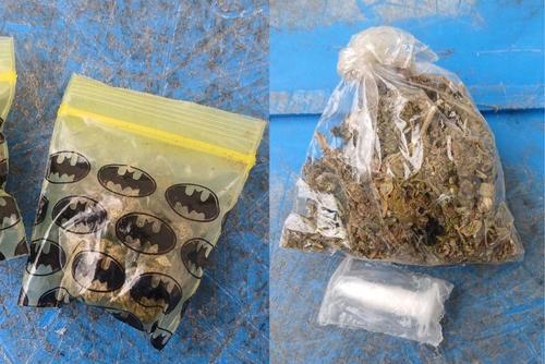 Seg&uacute;n las autoridades a los dos capturados por intentar robar una motocicleta en la zona 10, adem&aacute;s de incautarle un arma de gas comprimido, tambi&eacute;n le fue decomiso algunas bolsas con mariguana. (Foto: PNC/Soy502)