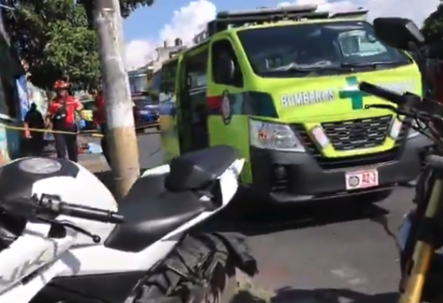 El cuerpo del motorista qued&oacute; sobre una banqueta. (Foto captura de video)