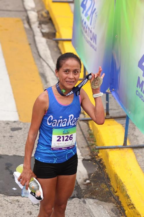 Sandra posando con la medalla obtenida en la marat&oacute;n de la capital. (Foto: Juan Manuel Mijangos) 
