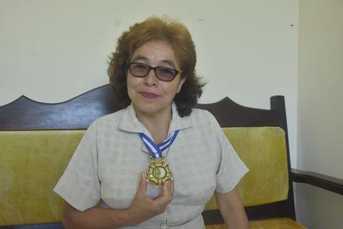 Brenda Leticia ha recibido diferentes distinciones. (Foto: Canal 9 Coatepeque)
