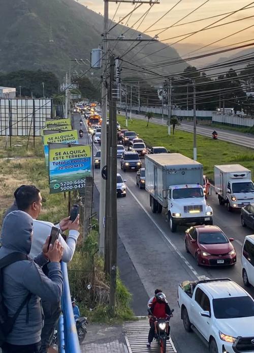 Largas filas de veh&iacute;culos se han formado debido al bloqueo en ruta al Pac&iacute;fico. (Foto: Redes sociales)