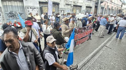 Los manifestantes se encuentran afuera del Congreso de la Rep&uacute;blica. (Foto: Wilder L&oacute;pez/Soy502)