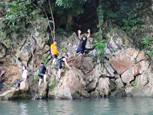 Muchos ni&ntilde;os aprovechan los riscos para escalar y luego saltar al agua. (Foto: Pablo Miguel/Colaborador)