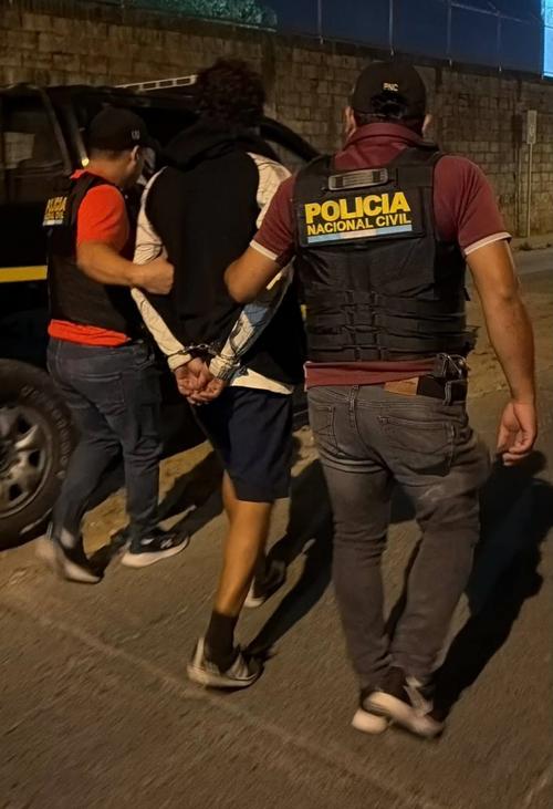 El detenido fue identificado como V&iacute;ctor "N". (Foto: PNC)