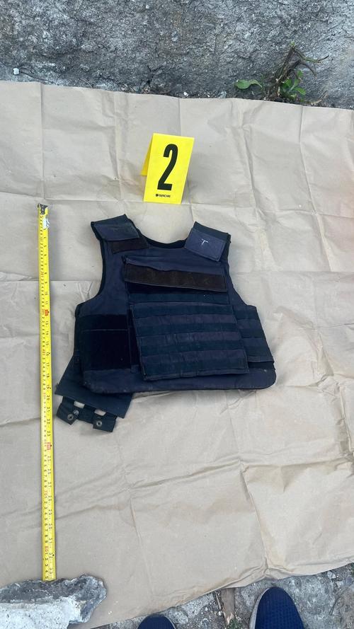 Un chaleco antibalas fue incautado durante el allanamiento. (Foto: PNC)