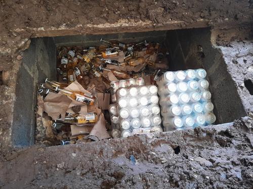 Adem&aacute;s del t&uacute;nel se localizaron varias caletas con bebidas alcoh&oacute;licas. (Foto: Sistema penitenciario)