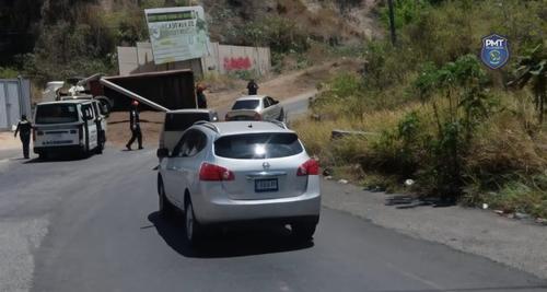 El tr&aacute;nsito es lento tras la obstaculizaci&oacute;n provocada por el cami&oacute;n volcado. (Foto: PMT de Villa Nueva)