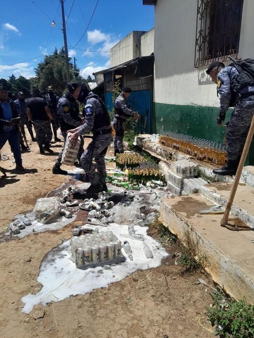 Las bebidas localizadas fueron destruidas por los agentes policiales. (Foto: Sistema Penitenciario)