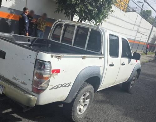 El picop fue abandonado en la colonia Las Charcas, en la zona 11. (Foto: PNC)