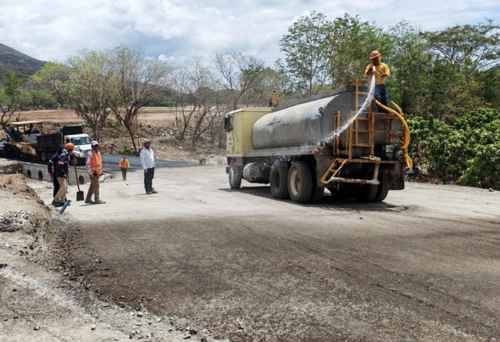 Los trabajadores avanzan con el proyecto para que los vecinos y transportistas se muevan con facilidad. (Foto: Lorena Lorenty)