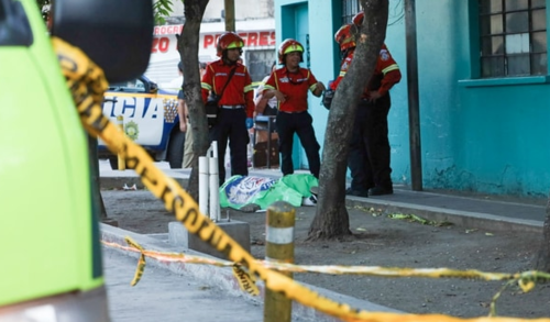 Un adolescente de 17 a&ntilde;os fue asesinado a balazos en la 15 avenida y 15 calle de la zona 6. (Foto: CMB)
