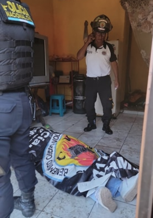 Los primos &Aacute;ngel G&oacute;mez y Jaime Recinos fueron asesinados en una venta de shucos en la calle principal de San Mart&iacute;n Chinautla. (Foto: CVB)