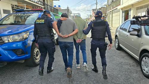 Los capturados asaltaron a su v&iacute;ctima en la zona 7 de la ciudad. (Foto: PNC)