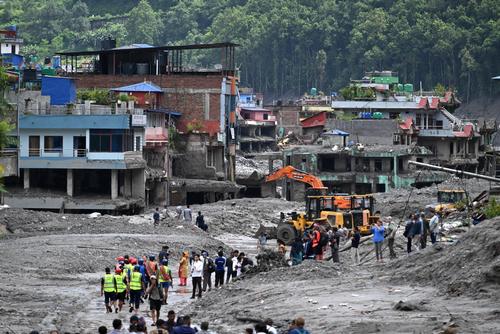 La devastadora riada arras&oacute; con todo a su paso y ha generado una aterradora tragedia. (Foto: AFP)