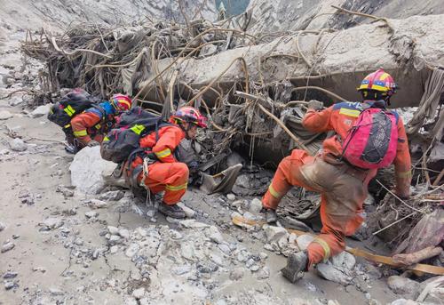 Equipos de rescate trabajan en complicadas condiciones tras la riada. (Foto: AFP)