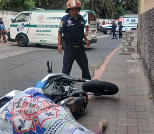 Uno de los cuerpos qued&oacute; tendido sobre la acera y una motocicleta. (Foto: Adonbomd)