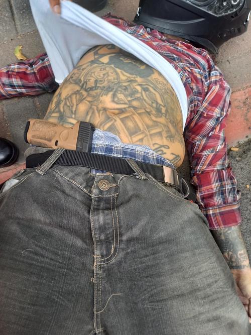 Uno de los terroristas abatidos fue localizado con un arma en la cintura. (Foto: PNC)