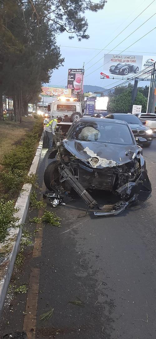 El veh&iacute;culo fue retirado con gr&uacute;a tras quedar destruido. (Foto: Tr&aacute;nsito Mixco)
