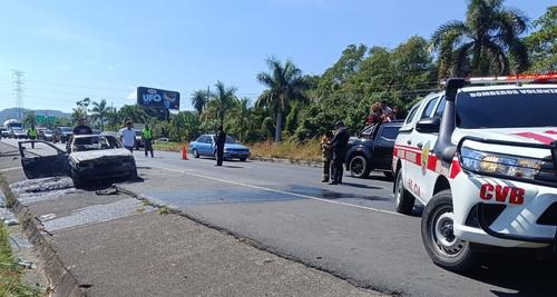 El veh&iacute;culo qued&oacute; destruido por las llamas este 1 de enero. (Foto: Bomberos Voluntarios)